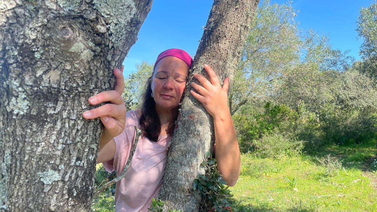 Tânia a abraçar uma árvore na natureza